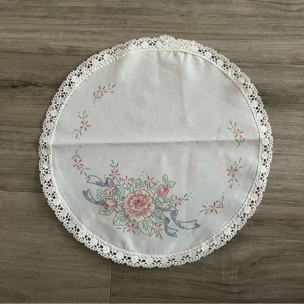 NWOT Stamped Embroidery Floral Circular Doily with Cute Edging